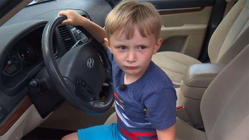 Be trai My 4 tuoi tu lai oto di mua keo hinh anh