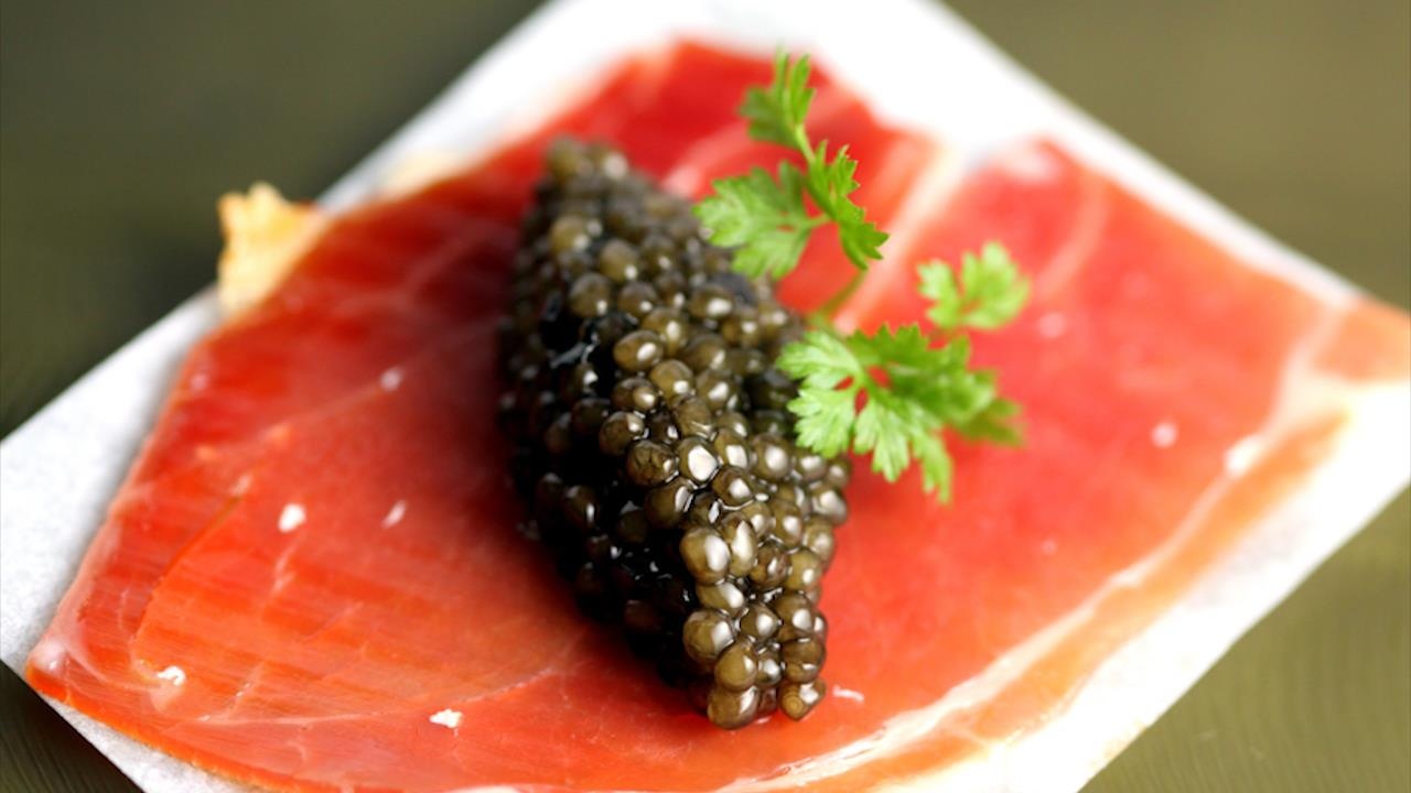 Trung ca tam dat nhu 'kim cuong den' duoc thu hoach nhu the nao? hinh anh