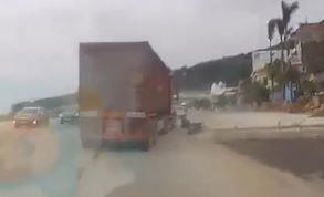 Xe may nga duoi gam xe container may man thoat chet hinh anh