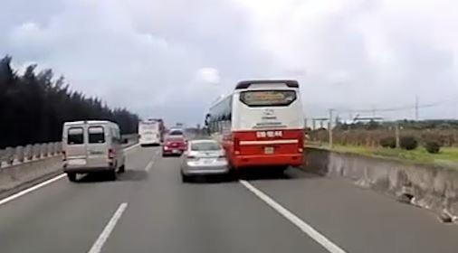 Xe khach vuot len tren lan oto bay kinh xe tren cao toc hinh anh