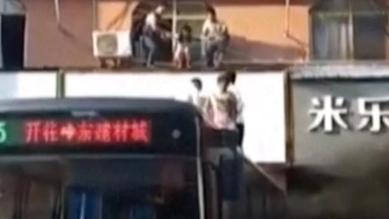 Nguoi tai xe xe buyt cuu hang chuc nguoi thoat dam chay trong chung cu hinh anh