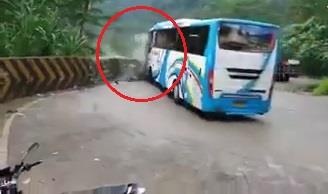 Oto khach lao thang xuong duong deo, dam tung rao be tong o Indonesia hinh anh