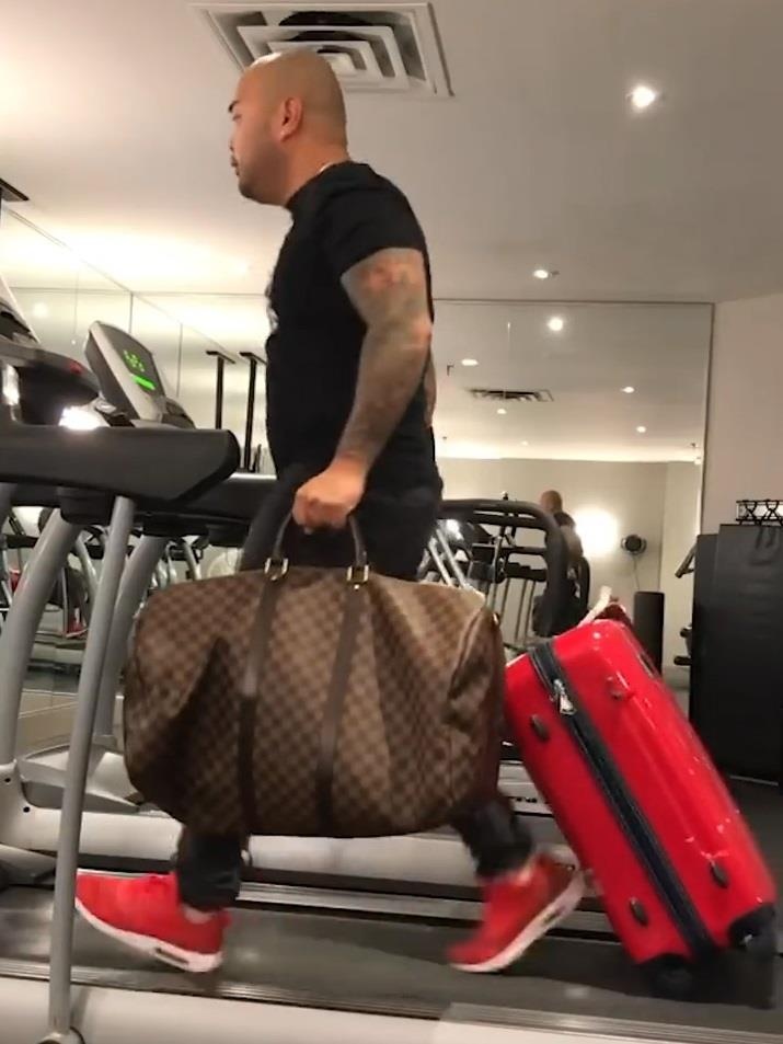 Mang vali, tui xach tap chay bo kieu 'duoi theo may bay' hinh anh