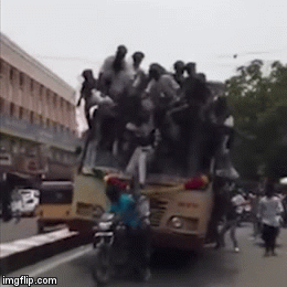 Sinh vien nga nhao vi ngoi chong chat tren noc xe bus An Do hinh anh