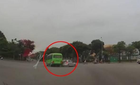 Oto con dam xe khach ngay giua giao lo vi thieu quan sat hinh anh