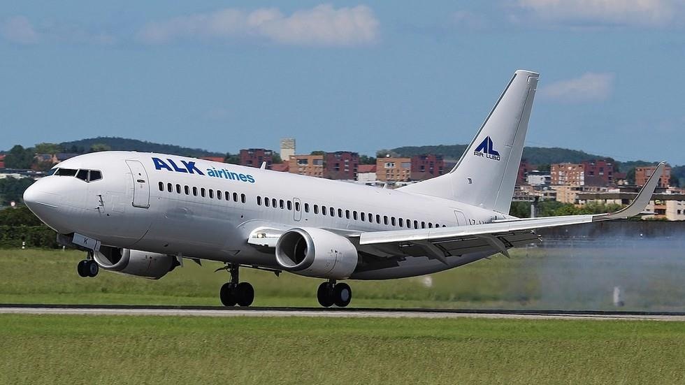 Tiep vien va xe day bi hat tung len tran may bay vi thoi tiet xau hinh anh