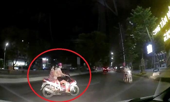 Quay dau khi gap CSGT, xe may suyt gay hoa cho oto hinh anh