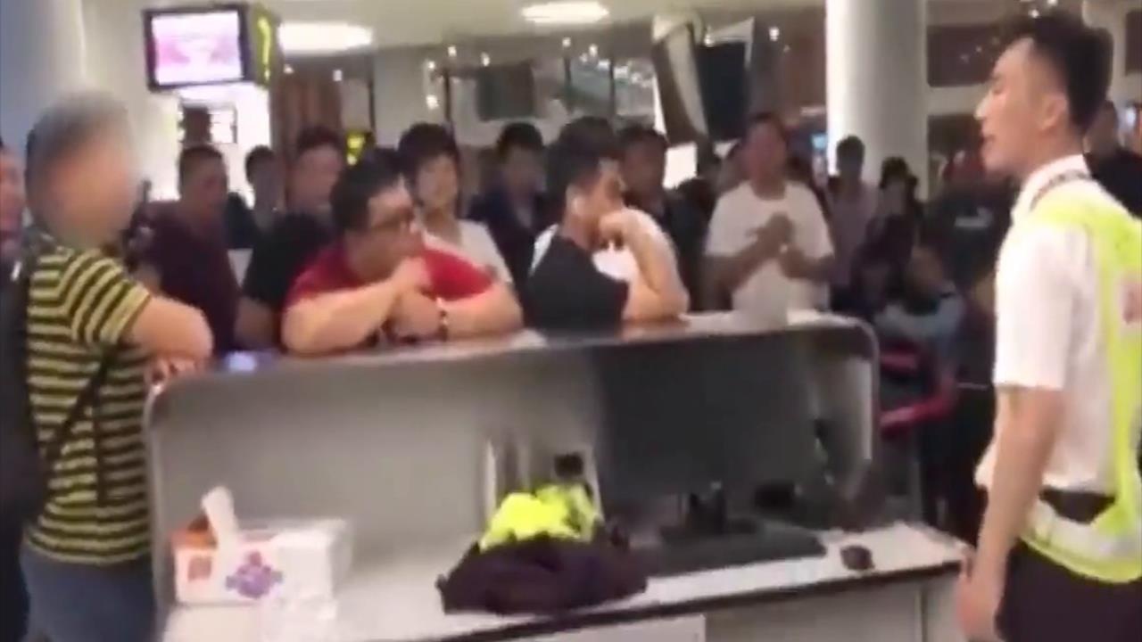 May bay hoan 7 tieng, hanh khach doi nhan vien quy xuong xin loi hinh anh