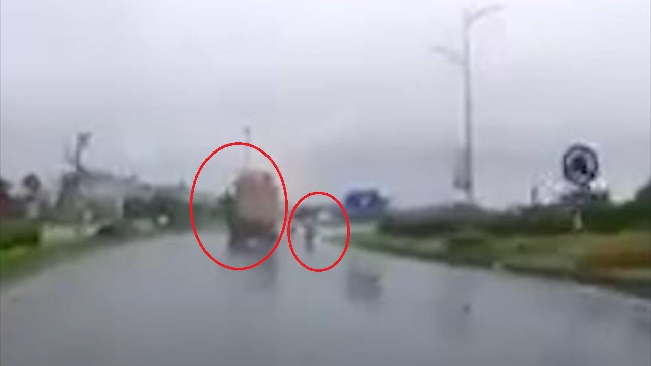 Khong giu khoang cach, xe tai va quet xe may khien tai xe nga nhao hinh anh