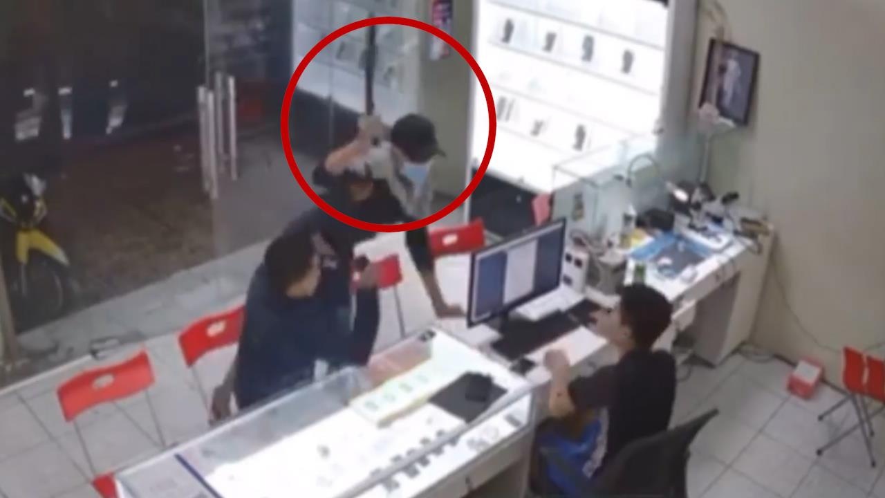 Cam ma tau xong vao cua hang dien thoai di dong chem dut tay chu hinh anh