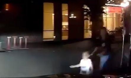 Dua tre dot ngot bang qua duong ngay truoc dau xe oto hinh anh