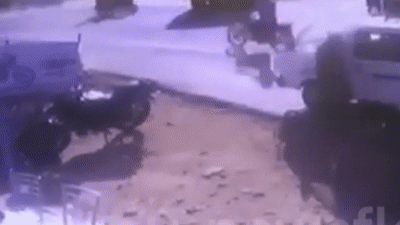 Nguoi dan ong may man thoat chet khi xe 'dien' lao toi hinh anh