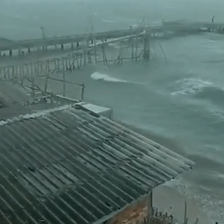 Khoanh khac gio thoi 'tung' noc nha trong con bao o Thai Lan hinh anh