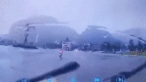 Khoanh khac nguoi phu nu di xe may suyt bi set danh hinh anh