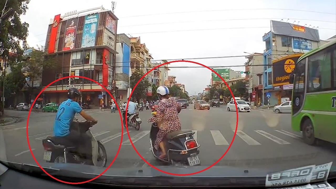 Re khong quan sat, nu tai xe vo tu tat dau xe may hinh anh