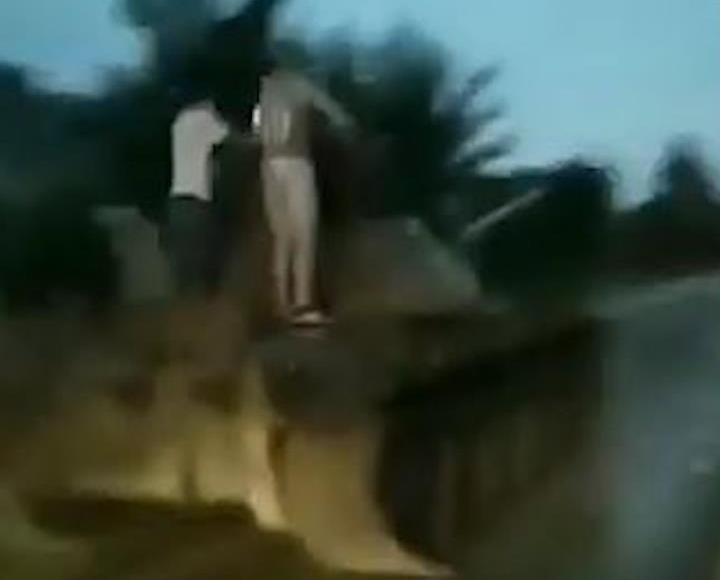 Ga say lai xe tang tren pho Ba Lan hinh anh