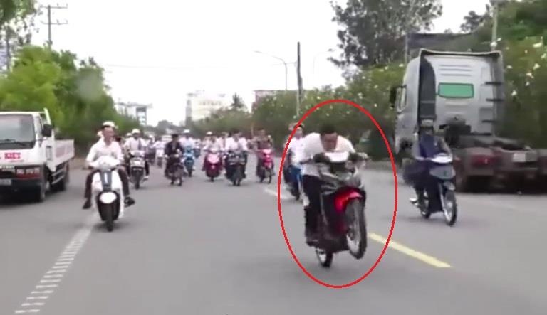 Xu phat nhom nguoi 'boc dau' xe may trong ngay cuoi hinh anh