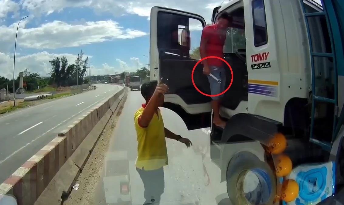 Cay cu vi bi vuot, tai xe xe ben hung ho cam co le dap vo kinh xe tai hinh anh