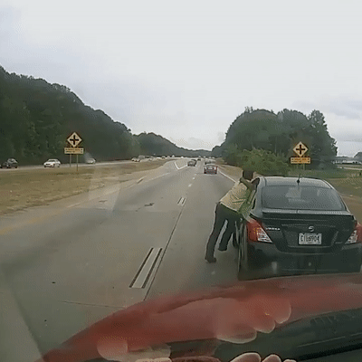 Nguoi dan ong 'ho bao' keo le nam thanh nien tren cao toc My hinh anh