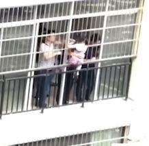 Nguoi dan giai cuu co be nga tu lau 5 o Trung Quoc hinh anh