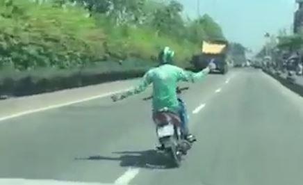 Thanh nien vua di xe may vua buong hai tay 'lam xiec' tren duong hinh anh