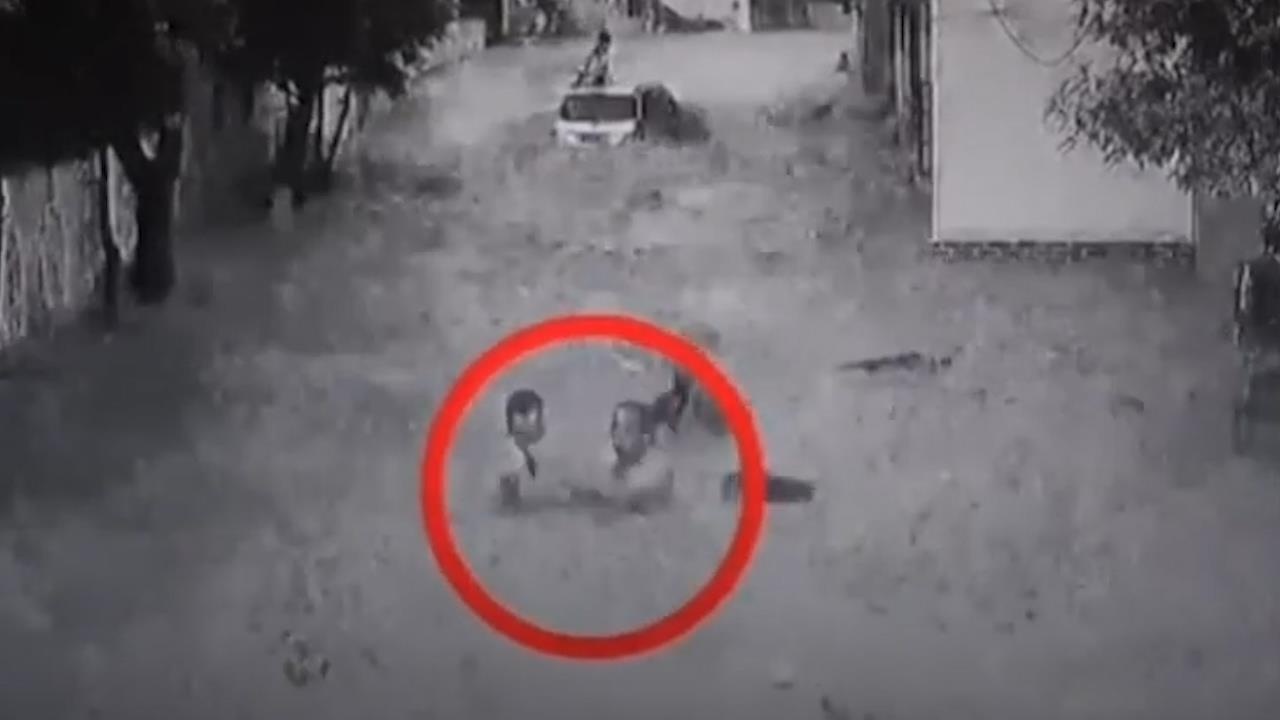 Nguoi dan ong giai cuu 2 dua tre khoi lu trong vong chua day 2 phut hinh anh