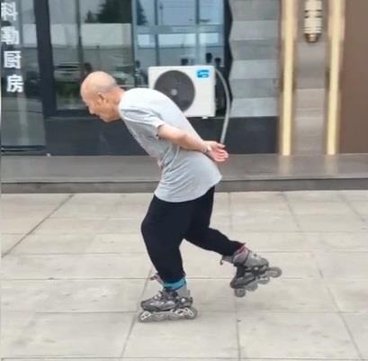 Cu ong 88 tuoi truot patin dieu luyen tren pho hinh anh