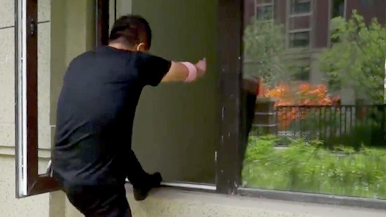 Mua chung cu cao cap, gia chu nhan nha khong co cua, phai leo cua so hinh anh