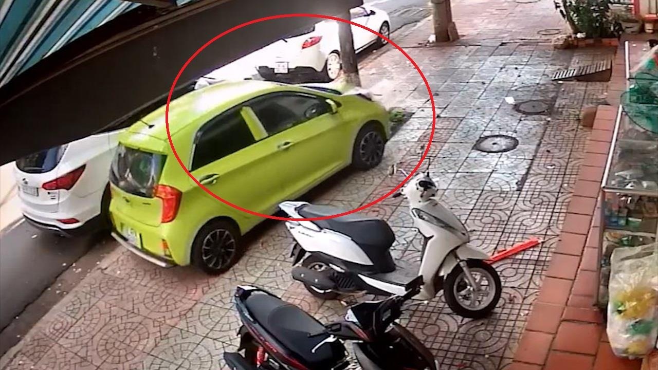 Quen keo phanh tay, 'oto khong nguoi lai' troi tu do gan 50 m hinh anh