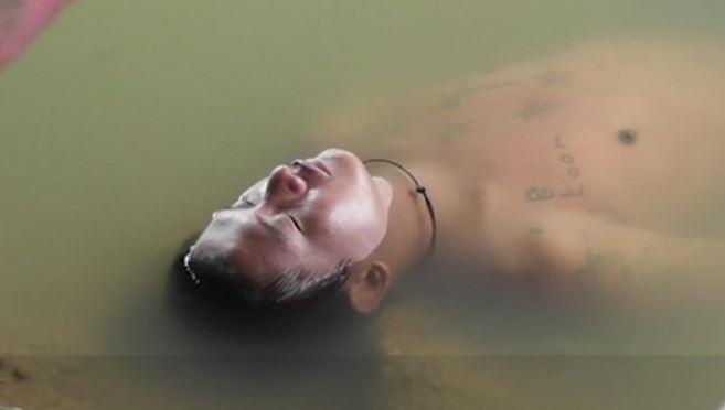 Nguoi dan ong say xin 'ngu quen' tren mat nuoc o Thai Lan hinh anh