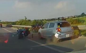 Xe may dam thang vao oto dau ben duong hinh anh