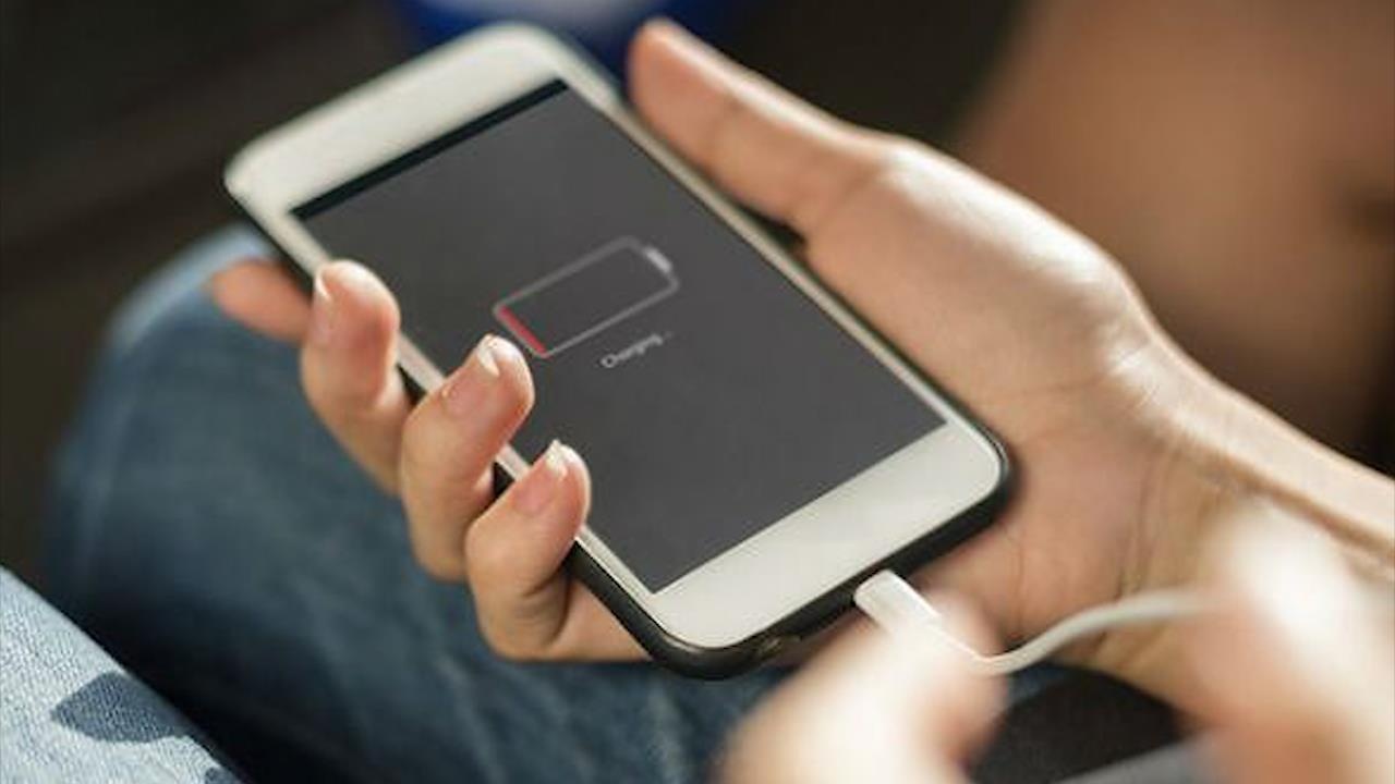 Vua dung vua sac, iPhone phat no nat tay hinh anh