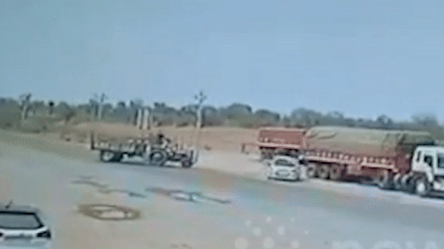 Oto xoay 180 do khi co tranh chiec may keo bang qua duong hinh anh