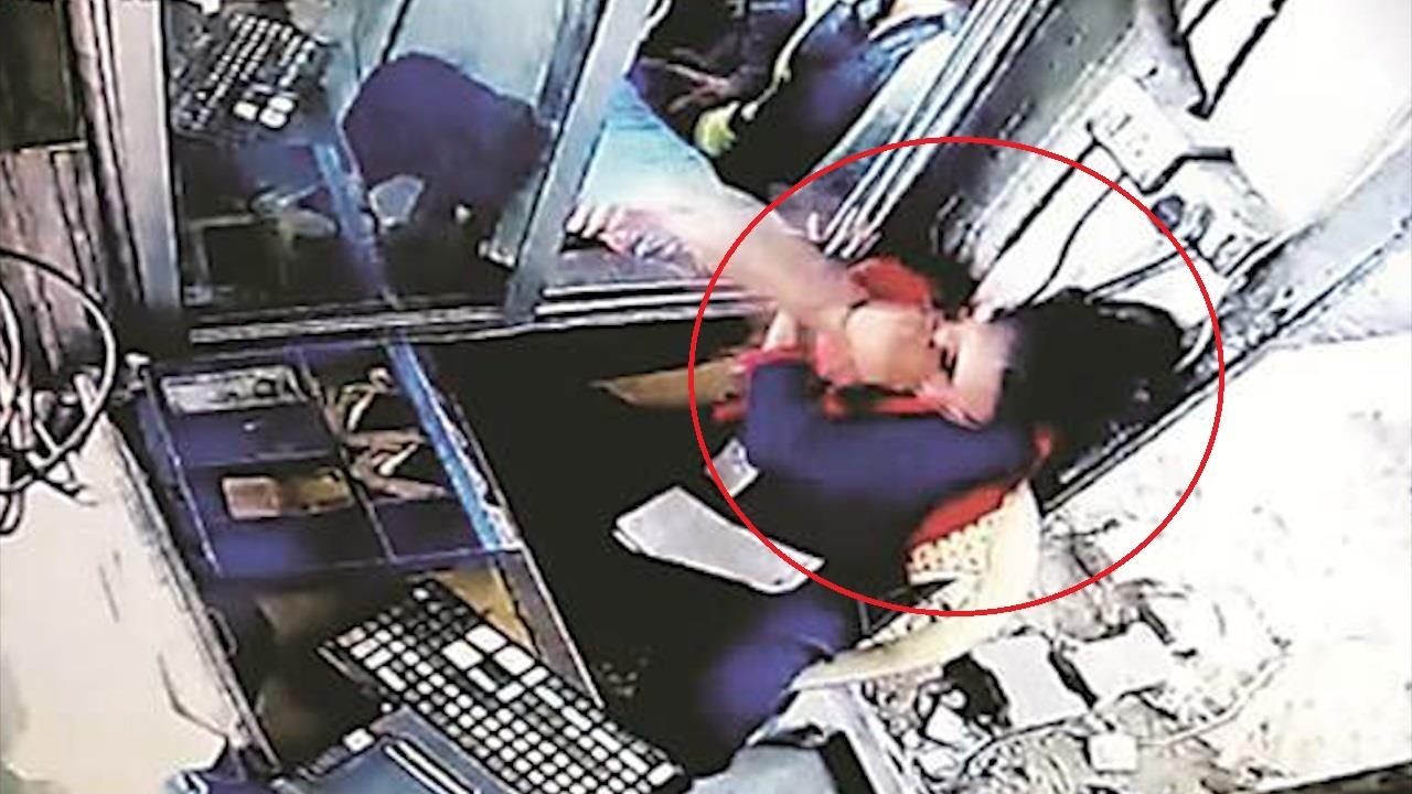 Tai xe oto danh nu nhan vien vi khong muon bi thu phi tai An Do hinh anh