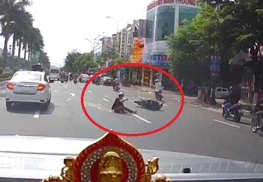 Nam thanh nien lang lach va vao oto nga xuong duong hinh anh