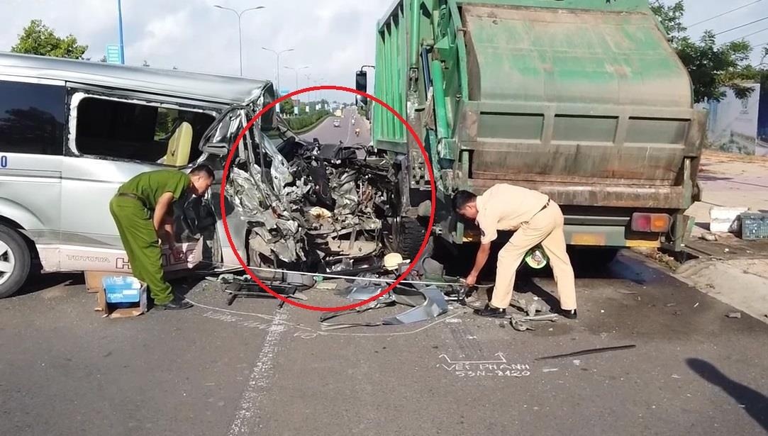 Tai xe ngu guc, xe khach dam vao xe rac dau ben duong hinh anh