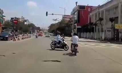 Tai xe re khong quan sat, dam truc dien vao xe may khac hinh anh