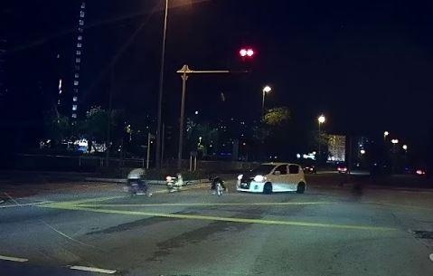 Nhom tre chay xe dap vuot den do suyt dam vao oto hinh anh