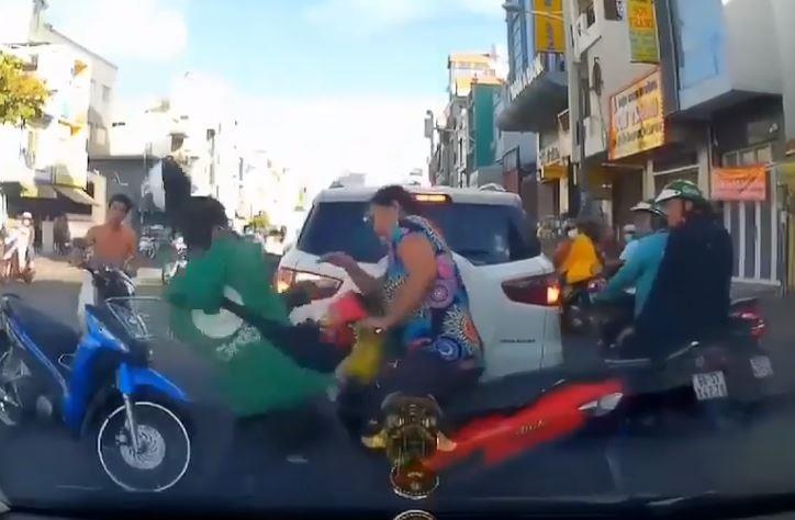 Bi dam xe de gianh duong, tai xe cam non bao hiem dap dau nguoi phu nu hinh anh