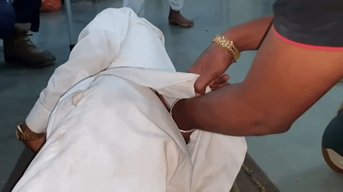 Ran bo vao ao, nguoi dan ong ngu say khong hay biet gi hinh anh