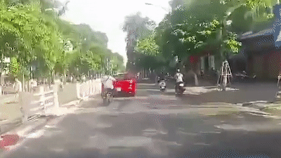 Co gai di xe may dien 'mai ngam' sieu xe va cai ket may man hinh anh