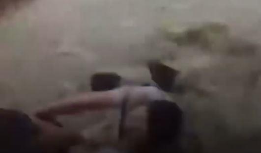 Giai cuu hai cu gia bi lu cuon troi o Trung Quoc hinh anh