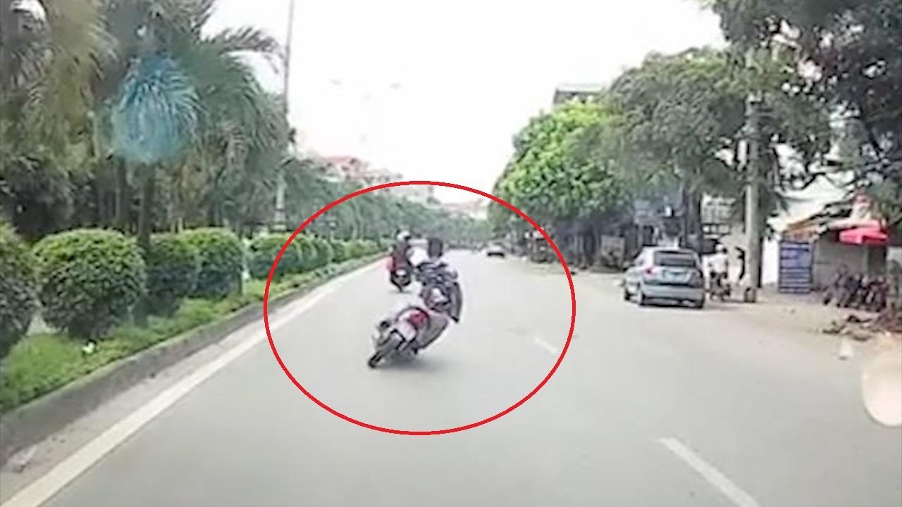 Tai xe lang lach 'bieu dien', nga ra duong ngay sau cu van ga hinh anh