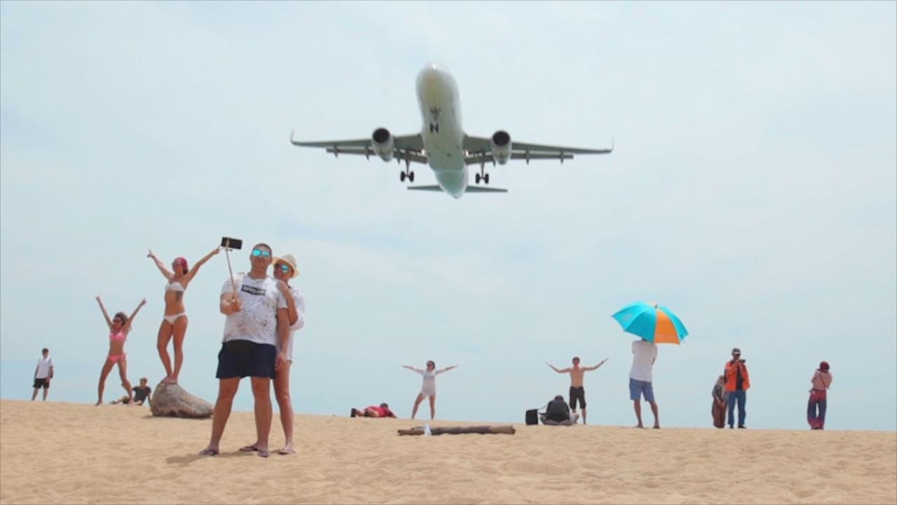 Vua tam bien vua ngam may bay 'ha canh' tren dau hinh anh