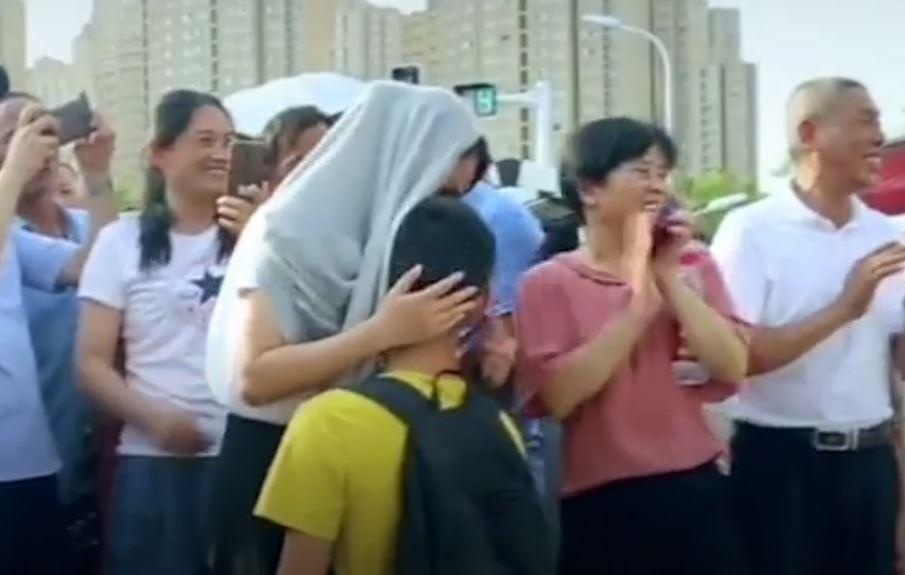 Con trai quy goi cam on me sau ky thi tuyen sinh dai hoc hinh anh