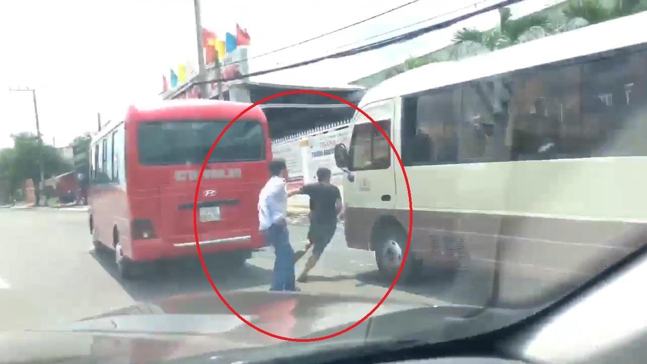 Hai xe khach ruot duoi, hon chien ngay tren duong hinh anh