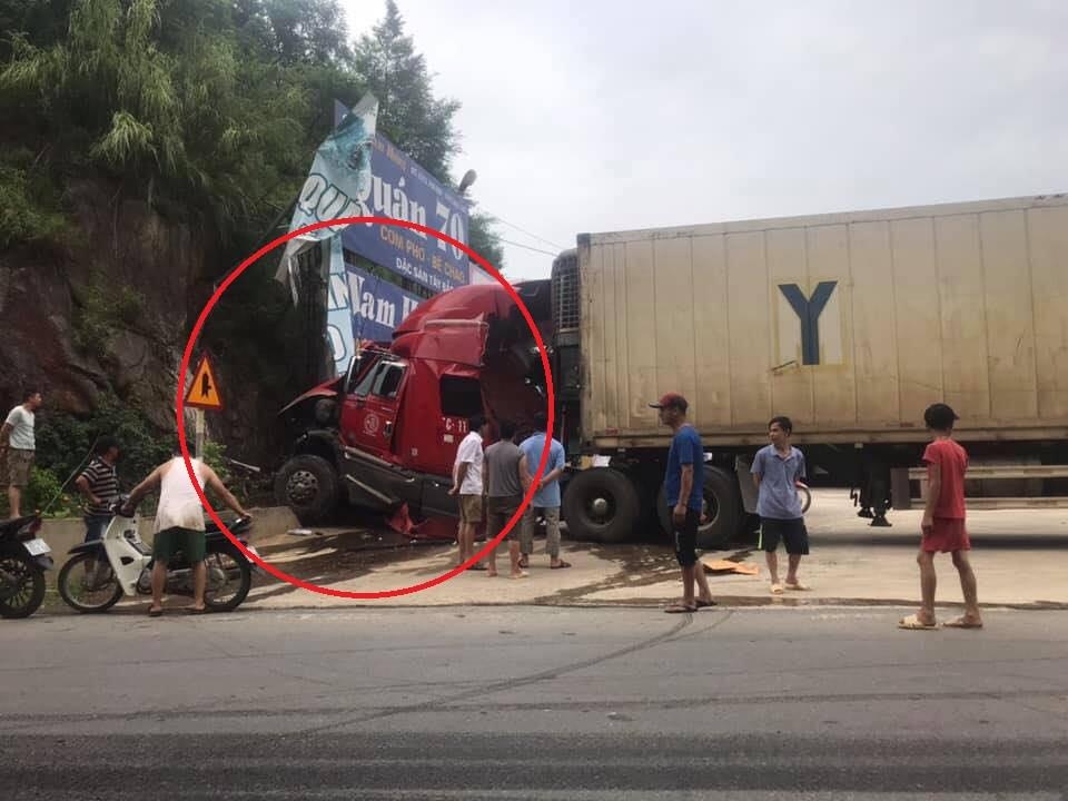 Xe mat phanh, tai xe co tinh dam vao vach nui tranh gay tai nan hinh anh