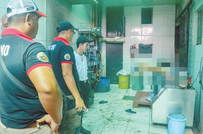 Mat mang vi bi hut vao may xay xuc xich hinh anh