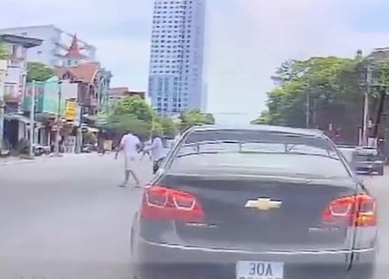 Tai xe oto dung xe de dua ba cu sang duong hinh anh