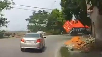 Xe may thoat chet gang tac khi container lat nhao hinh anh